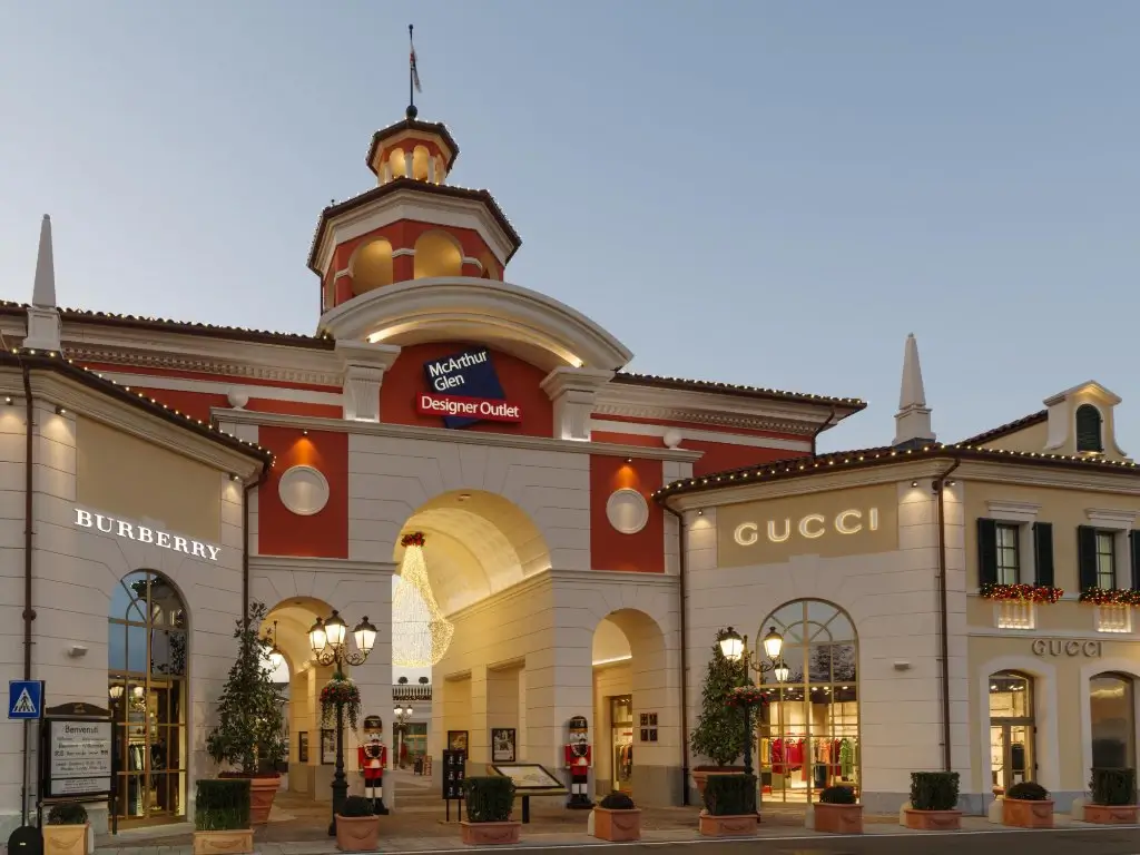 Car from Milan to Serravalle Outlets with private driver | You can book online your shopping trip
