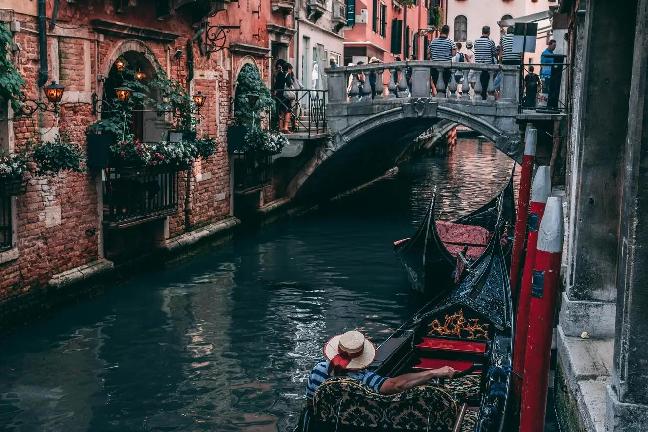 How to get from Milan to Venice by public transportation or private transfer