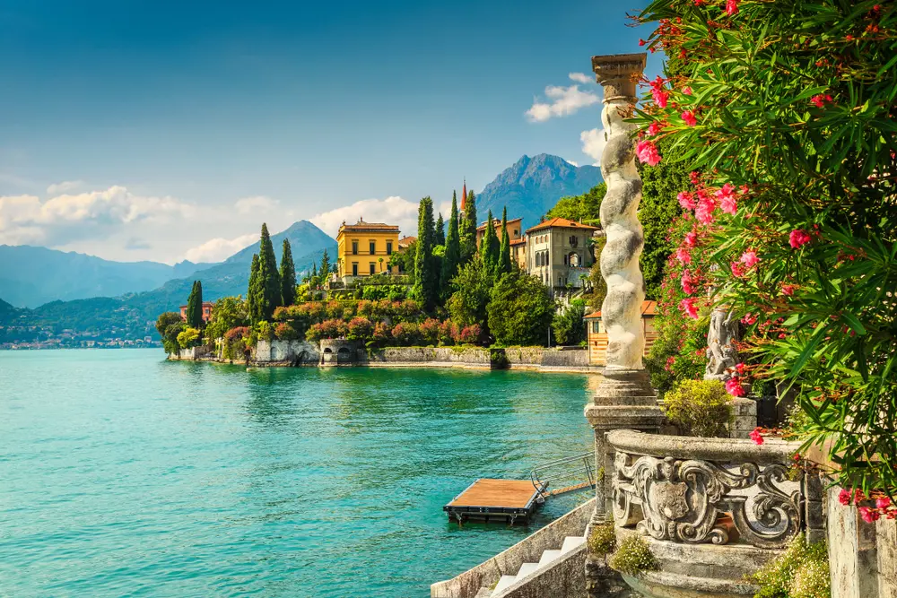 Villa sul Lago di Como con balaustra barocca e oleandri in fiore