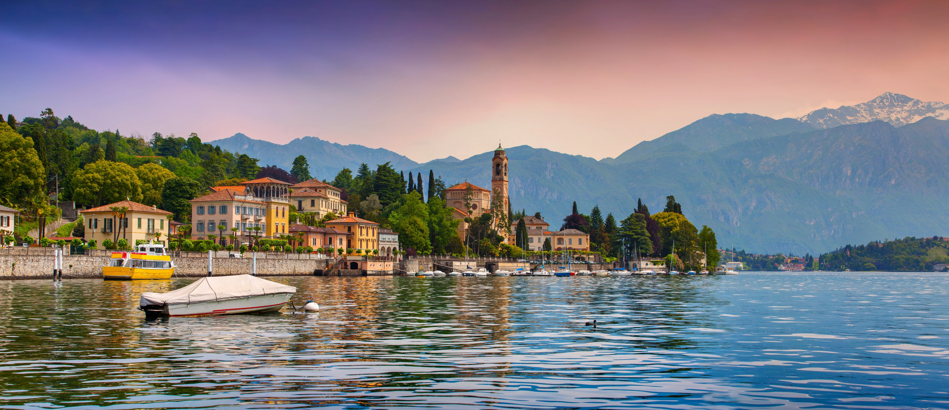 Tremezzo, Lago di Como al tramonto con le Alpi sullo sfondo